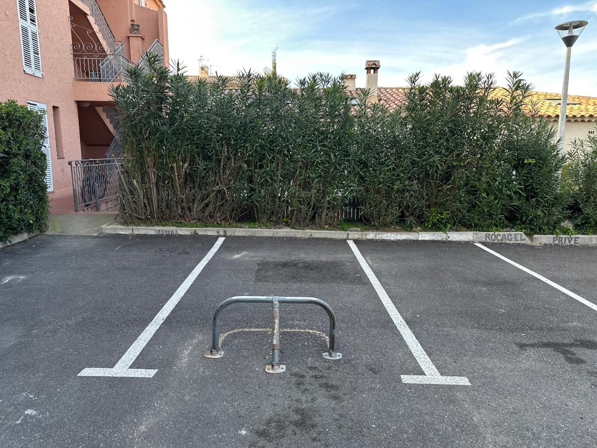 Superbe Emplacement , Terrasse Et Parking! *